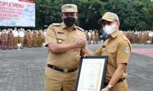 Apel Pagi, Plt. Wali Kota Bekasi Serahkan Penghargaan Serta Instruksikan Penanganan Permasalahan Banjir dan Pengangguran Di Kota Bekasi.