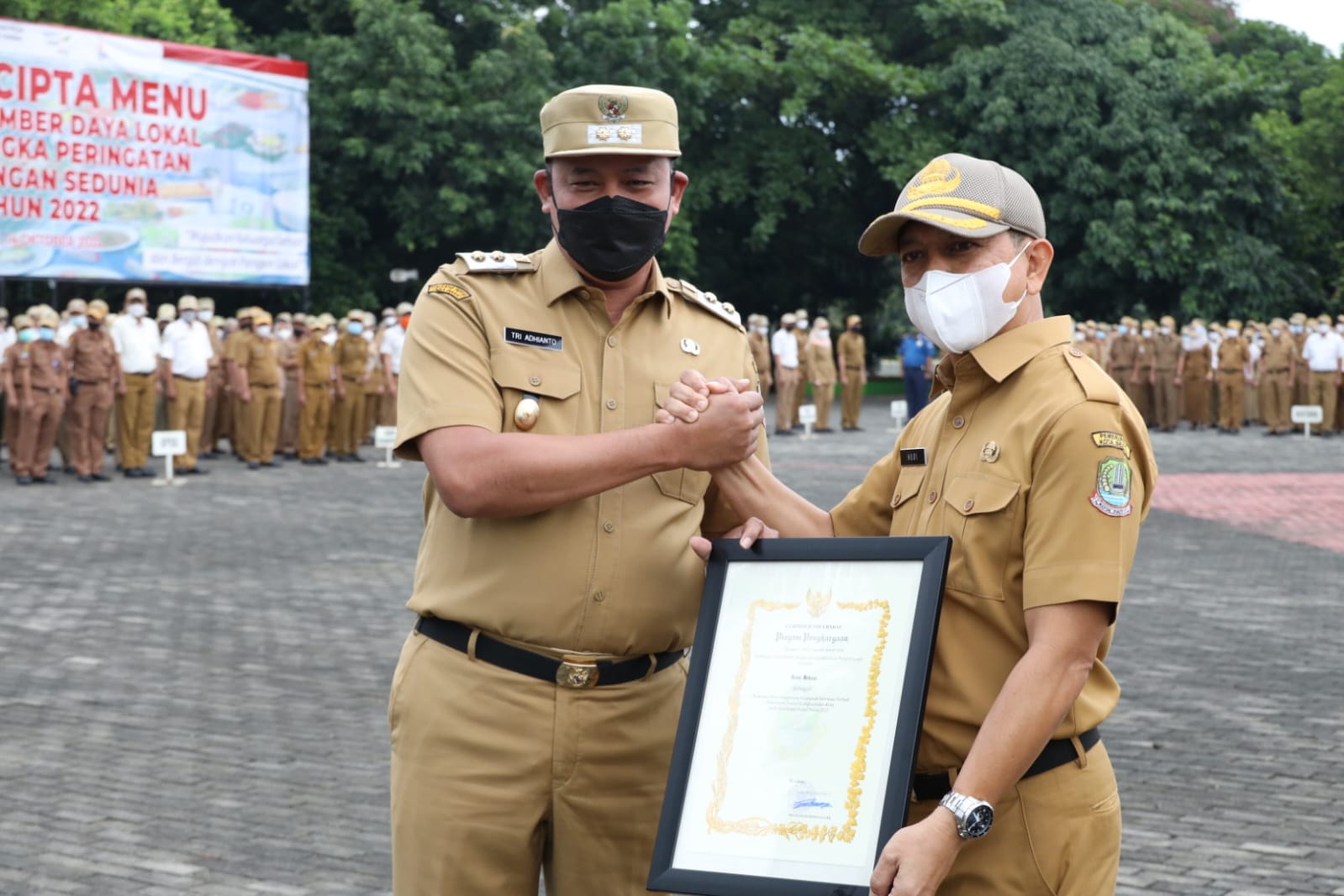 Apel Pagi, Plt. Wali Kota Bekasi Serahkan Penghargaan Serta Instruksikan Penanganan Permasalahan Banjir dan Pengangguran Di Kota Bekasi.