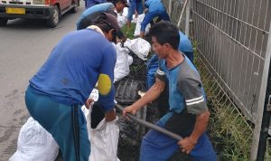 mengintensifkan pengerukan lumpur di sungai