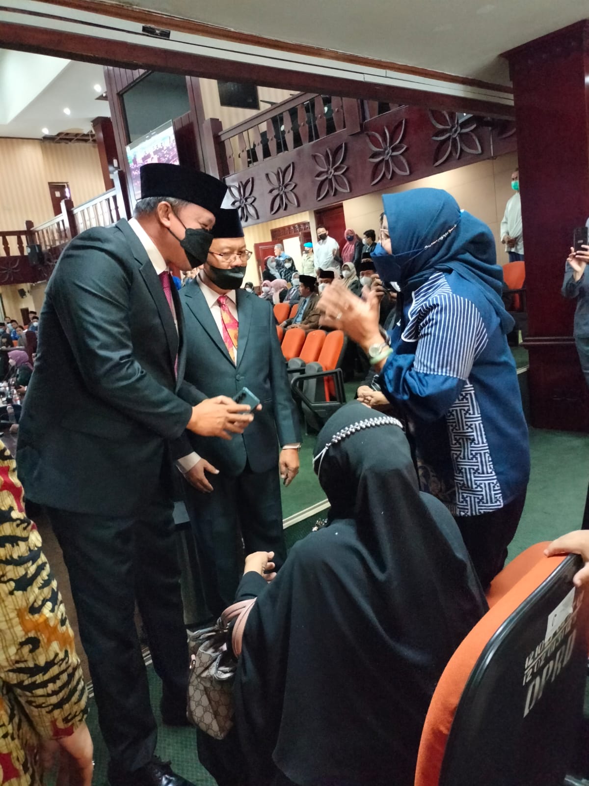 Rapat Paripurna DPRD Kota Bekasi Diwarnai Dengan Tangis Duka