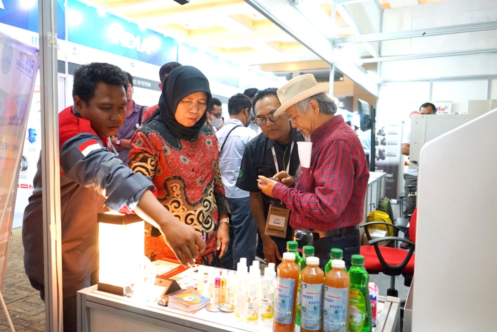 SMK Negeri 15 Kota Bekasi ditetapkan oleh Kementerian Pendidikan, Kebudayaan, Riset, dan Teknologi sebagai Pelaksana Program SMK Pusat Keunggulan Lanjutan Skema Pemadanan Dukungan pada tahun 2022. SMK berkolaborasi dengan mitra industri menyukseskan program tersebut dengan meningkatkan ruang lingkup kerjasama yang disepakati. Mitra industri yang digandeng yaitu PT Enviro Tools, PT Fondanusa Aditama, dan PT Gisma Cipta Sukses. Salah satunya PT Gisma Cipta Sukses memberikan dukungan kepada SMK Negeri 15 Kota Bekasi berupa pengembangan pembelajaran berbasis industri yang berpedoman pada program link and match (8+i). Kegiatan unggulannya adalah pelaksanaan Retrofit Mesin CNC untuk guru melalui program magang guru dan siswa melalui Praktik Kerja Lapangan/PKL yang didampingi oleh tim profesional dari PT Gisma Cipta Sukses. Selain itu mitra industri juga mengirimkan tenaga ahli profesional untuk memberikan pembelajaran di sekolah melalui program guru tamu. Retrofit Mesin CNC merupakan kegiatan mengembangkan mesin lama menjadi mesin baru dengan mengganti sebagian besar part mechanic dan electric sehingga mesin bisa aktif dan beroperasi kembali serta berfungsi dengan baik. Mesin CNC hasil retrofit tersebut akan diserahkan ke SMK untuk memenuhi kebutuhan peralatan praktik peserta didik serta mendukung pelaksanaan BLUD di kemudian hari. Sebelum diserahkan ke SMK Negeri 15 Kota Bekasi, mesin CNC tersebut dibawa mengikuti Pameran Manufacturing Indonesia di Jakarta International Expo, Jakarta pada 30 November sd 3 Desember 2022. Manufacturing Indonesia merupakan pameran manufaktur internasional terbesar di Indonesia yang menyediakan platform bisnis profesional untuk industri manufaktur Indonesia. Kegiatan tersebut sangat terkenal dan dihormati di kalangan profesional industri. Kepala Sekolah, Dra. Supriatin menyebutkan bahwa kegiatan ini menjadi kebanggaan SMK Negeri 15 Kota Bekasi bisa berpartisipasi dalam event Internasional tersebut dimana satu-satunya SMK yang bisa mengikuti pameran dan baru pertama dalam sejarah Manufacturing Indonesia SMK menjadi peserta pameran. Kami ucapkan terima kasih kepada panitia penyelenggara khususnya Kementerian Perindustrian RI, PT Gisma Cipta Sukses dan Asosiasi Industri Mesin Perkakas Indonesia (ASIMPI) yang memberikan kesempatan kepada SMK. Pada hari pertama tampak booth SMK Negeri 15 Kota Bekasi ramai dikunjungi oleh pengunjung antara lain SPV Petrokimia Gresik, Founder Pudak Scientific, dsb.
