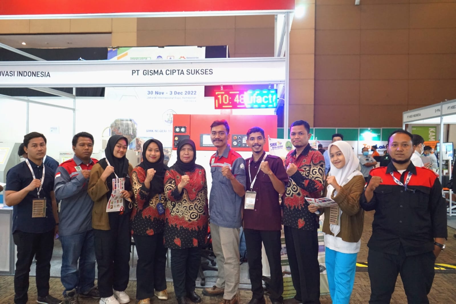 SMK Negeri 15 Kota Bekasi ditetapkan oleh Kementerian Pendidikan, Kebudayaan, Riset, dan Teknologi sebagai Pelaksana Program SMK Pusat Keunggulan Lanjutan Skema Pemadanan Dukungan pada tahun 2022. SMK berkolaborasi dengan mitra industri menyukseskan program tersebut dengan meningkatkan ruang lingkup kerjasama yang disepakati. Mitra industri yang digandeng yaitu PT Enviro Tools, PT Fondanusa Aditama, dan PT Gisma Cipta Sukses. Salah satunya PT Gisma Cipta Sukses memberikan dukungan kepada SMK Negeri 15 Kota Bekasi berupa pengembangan pembelajaran berbasis industri yang berpedoman pada program link and match (8+i). Kegiatan unggulannya adalah pelaksanaan Retrofit Mesin CNC untuk guru melalui program magang guru dan siswa melalui Praktik Kerja Lapangan/PKL yang didampingi oleh tim profesional dari PT Gisma Cipta Sukses. Selain itu mitra industri juga mengirimkan tenaga ahli profesional untuk memberikan pembelajaran di sekolah melalui program guru tamu. Retrofit Mesin CNC merupakan kegiatan mengembangkan mesin lama menjadi mesin baru dengan mengganti sebagian besar part mechanic dan electric sehingga mesin bisa aktif dan beroperasi kembali serta berfungsi dengan baik. Mesin CNC hasil retrofit tersebut akan diserahkan ke SMK untuk memenuhi kebutuhan peralatan praktik peserta didik serta mendukung pelaksanaan BLUD di kemudian hari. Sebelum diserahkan ke SMK Negeri 15 Kota Bekasi, mesin CNC tersebut dibawa mengikuti Pameran Manufacturing Indonesia di Jakarta International Expo, Jakarta pada 30 November sd 3 Desember 2022. Manufacturing Indonesia merupakan pameran manufaktur internasional terbesar di Indonesia yang menyediakan platform bisnis profesional untuk industri manufaktur Indonesia. Kegiatan tersebut sangat terkenal dan dihormati di kalangan profesional industri. Kepala Sekolah, Dra. Supriatin menyebutkan bahwa kegiatan ini menjadi kebanggaan SMK Negeri 15 Kota Bekasi bisa berpartisipasi dalam event Internasional tersebut dimana satu-satunya SMK yang bisa mengikuti pameran dan baru pertama dalam sejarah Manufacturing Indonesia SMK menjadi peserta pameran. Kami ucapkan terima kasih kepada panitia penyelenggara khususnya Kementerian Perindustrian RI, PT Gisma Cipta Sukses dan Asosiasi Industri Mesin Perkakas Indonesia (ASIMPI) yang memberikan kesempatan kepada SMK. Pada hari pertama tampak booth SMK Negeri 15 Kota Bekasi ramai dikunjungi oleh pengunjung antara lain SPV Petrokimia Gresik, Founder Pudak Scientific, dsb.