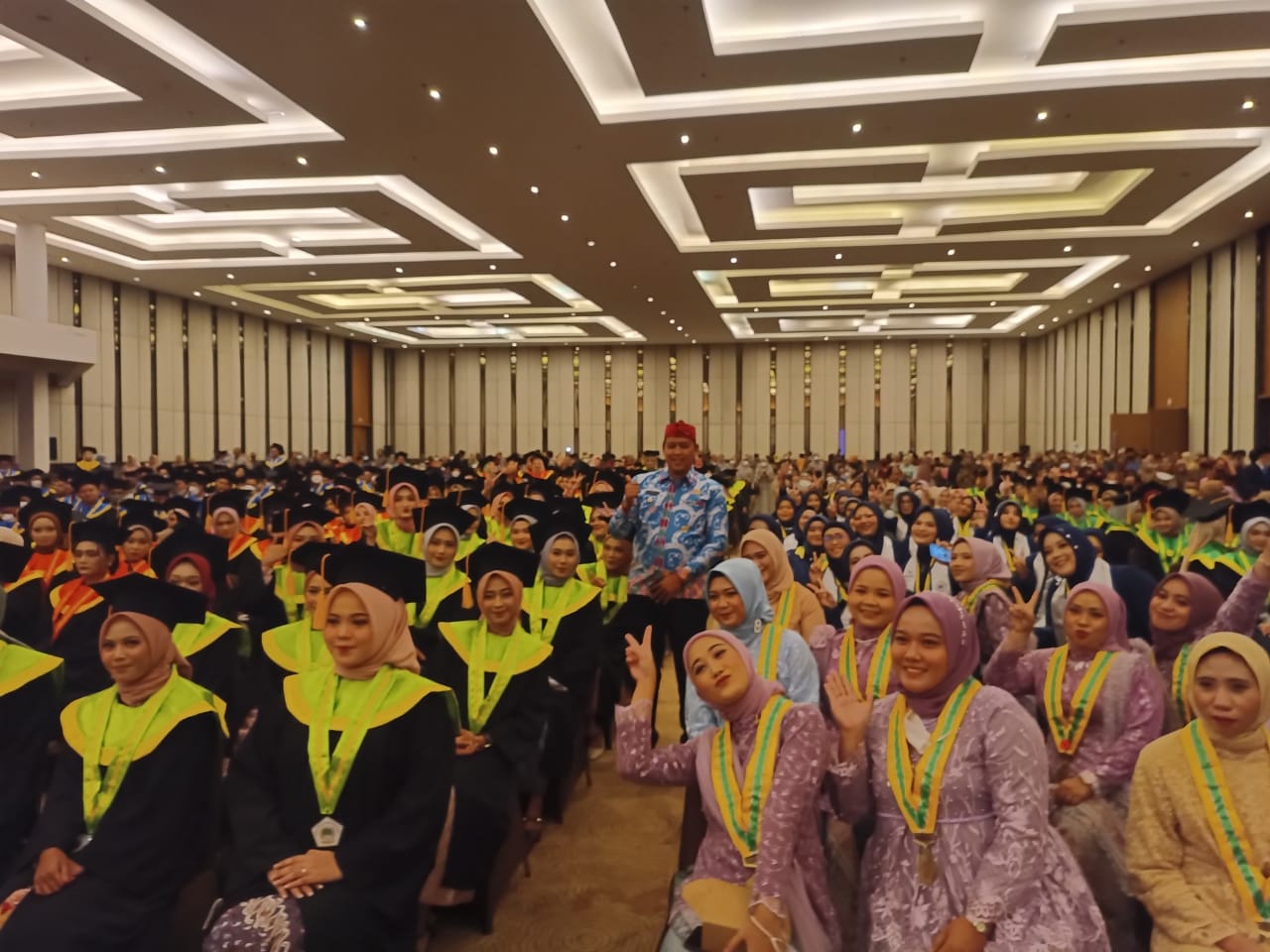 Hadir Wisuda STIKES STMIK BANI SALEH. Plt Wali Kota Bekasi Tegaskan Selalu Tingkatkan Menuntut Ilmu