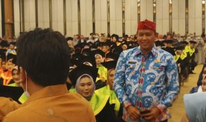 Hadir Wisuda STIKES STMIK BANI SALEH. Plt Wali Kota Bekasi Tegaskan Selalu Tingkatkan Menuntut Ilmu