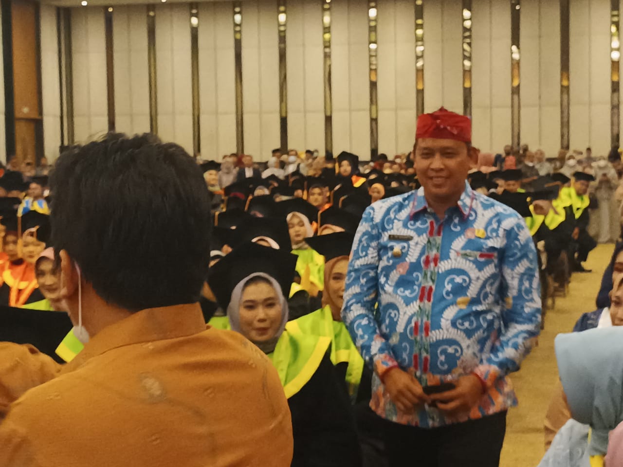 Hadir Wisuda STIKES STMIK BANI SALEH. Plt Wali Kota Bekasi Tegaskan Selalu Tingkatkan Menuntut Ilmu