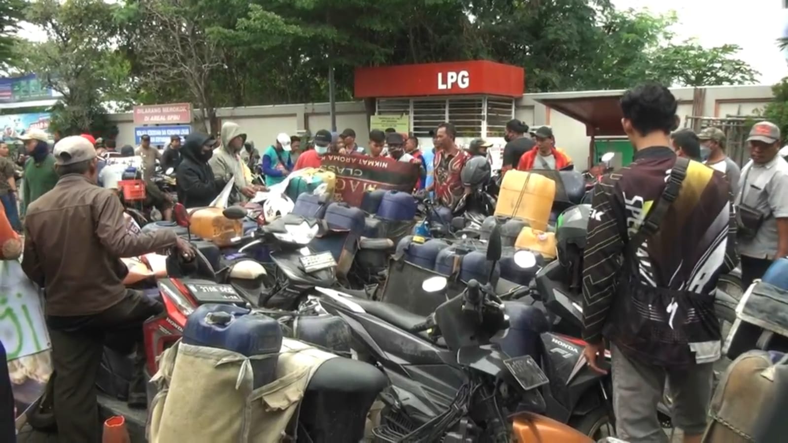 Solar Langka Diduga Dimonopoli, Puluhan Petani Kab Bekasi Gelar Aksi Protes Di SPBU