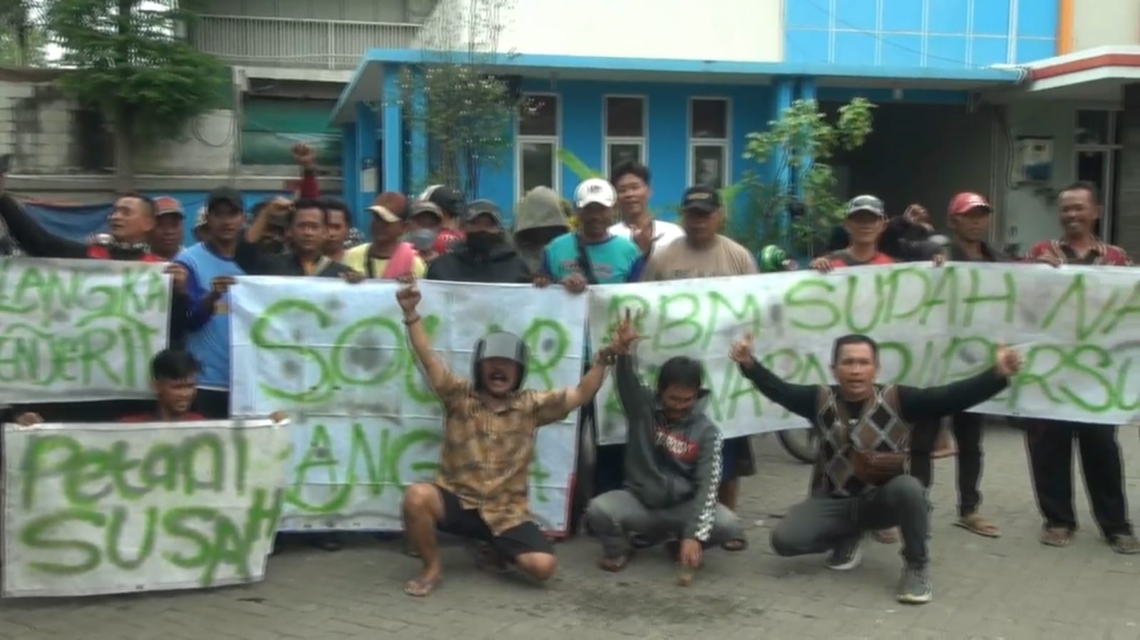Solar Langka Diduga Dimonopoli, Puluhan Petani Kab Bekasi Gelar Aksi Protes Di SPBU
