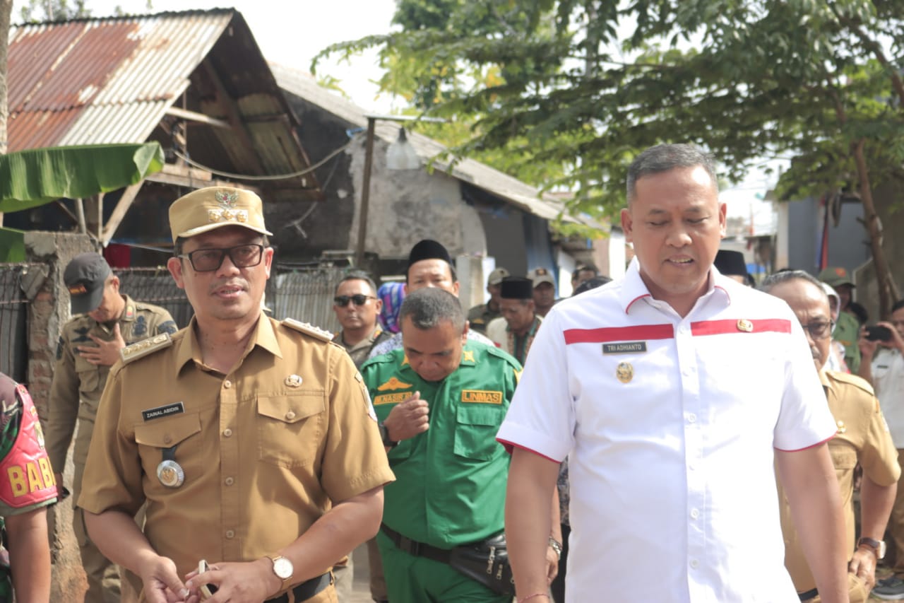 Kota Bekasi - Sudah menjadi komitmen Pemerintah Kota Bekasi untuk mewujudkan pendidikan yang merdeka dan berkualitas bagi para siswa/i terlebih lagi membuka peluang seluas-luasnya bagi mereka untuk melanjutkan pendidikan ke jenjang yang lebih tinggi. Guna mewujudkannya, Plt. Wali Kota Bekasi, Tri Adhianto, tergerak untuk membantu salah satu siswa di Kelurahan Jatibening, Kecamatan Pondokgede yang ijazah SMP nya belum diambil dan diselesaikan kepengurusannya selama 3 tahun, Selasa
