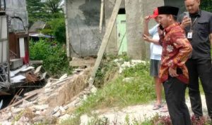 Bupati Bekasi, Ade Kuswara Kunang, melakukan peninjauan ke lokasi longsor di Perumahan Astom Residence, Desa Ciantra, Kecamatan Cikarang Selatan, Minggu (20/04/2025).