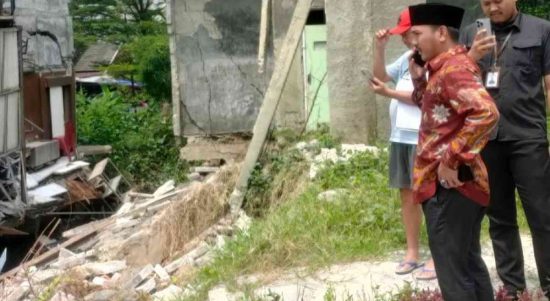 Bupati Bekasi, Ade Kuswara Kunang, melakukan peninjauan ke lokasi longsor di Perumahan Astom Residence, Desa Ciantra, Kecamatan Cikarang Selatan, Minggu (20/04/2025).