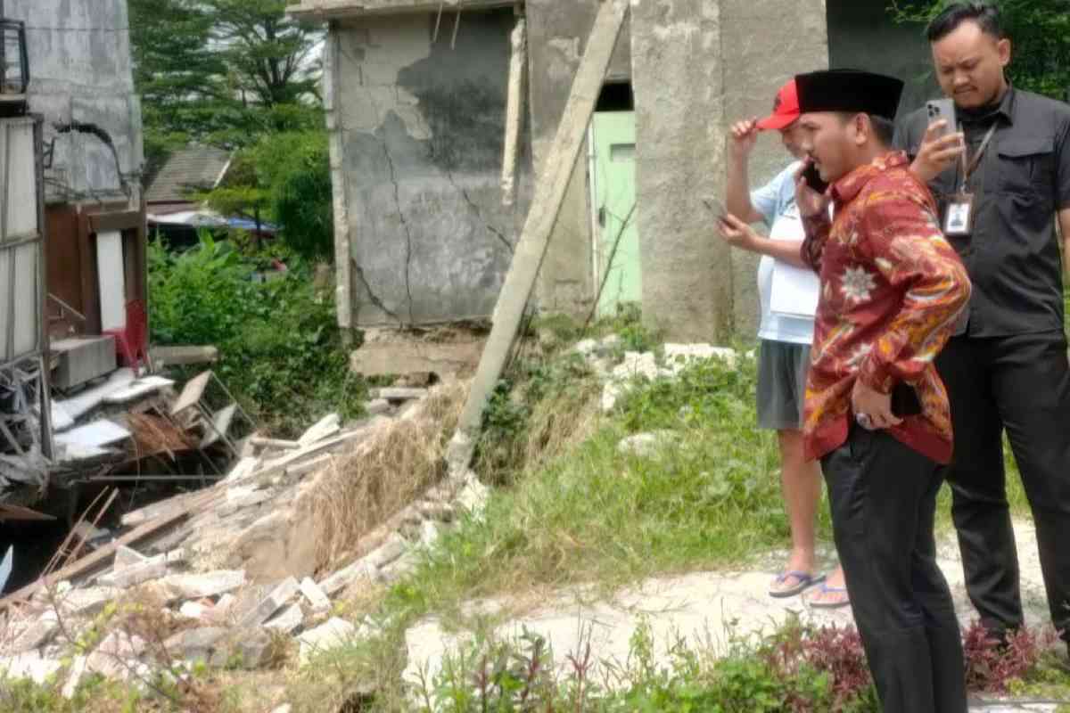 Bupati Bekasi, Ade Kuswara Kunang, melakukan peninjauan ke lokasi longsor di Perumahan Astom Residence, Desa Ciantra, Kecamatan Cikarang Selatan, Minggu (20/04/2025).