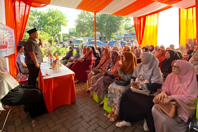 Anggota DPRD Kota Bekasi, Adhika Dirgantara, saat menjaring aspirasi masyarakat Pekayonjaya yang didominasi kaum ibu.