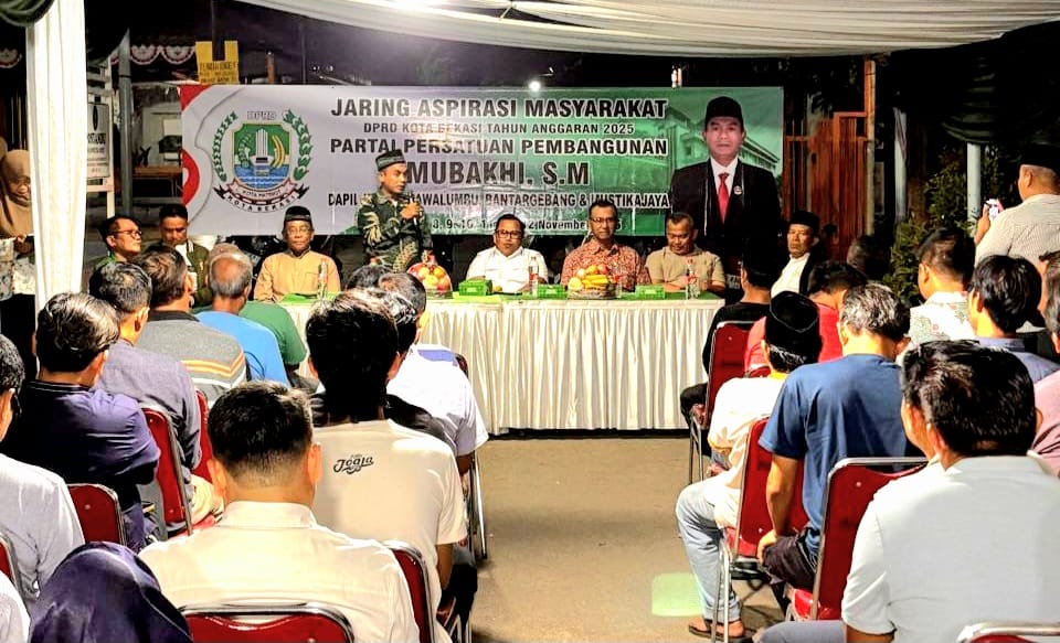 Anggota DPRD Kota Bekasi, Mubakhi, saat menjaring aspirasi dari Warga Mustikajaya.