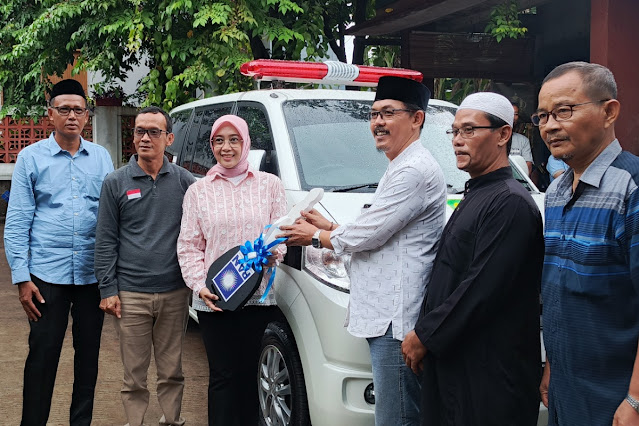 Anggota DPRD Kota Bekasi, Aminah, menyerahkan secara simbolis sebuah unit ambulan kepada warga Jatiasih.