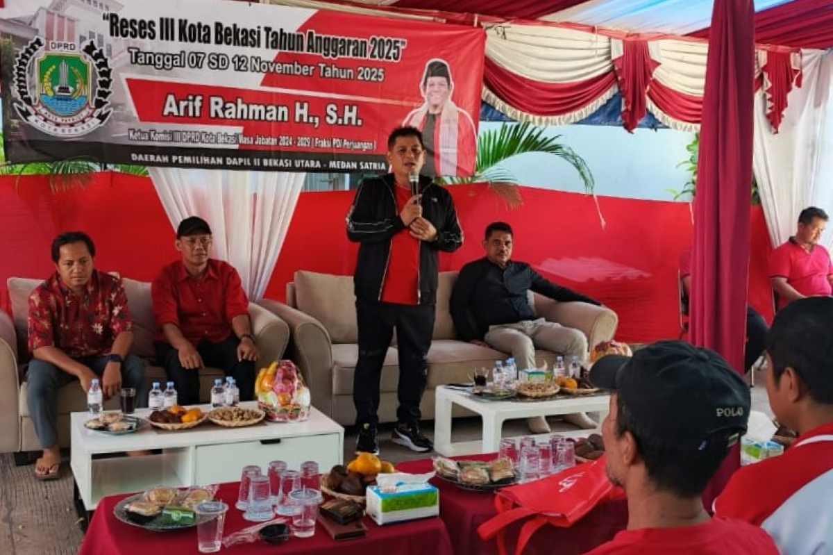 Anggota DPRD Kota Bekasi, Arif Rahman Hakim, memberikan sambutan dalam acara jaring aspirasi masyarakat di Perumahan Pesona Anggrek.