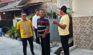 dariyanto Anggota DPRD Kota Bekasi, Dariyanto (paling kiri) saat meninjau inifrastruktur jalan di Durenjaya, Bekasi Timur.