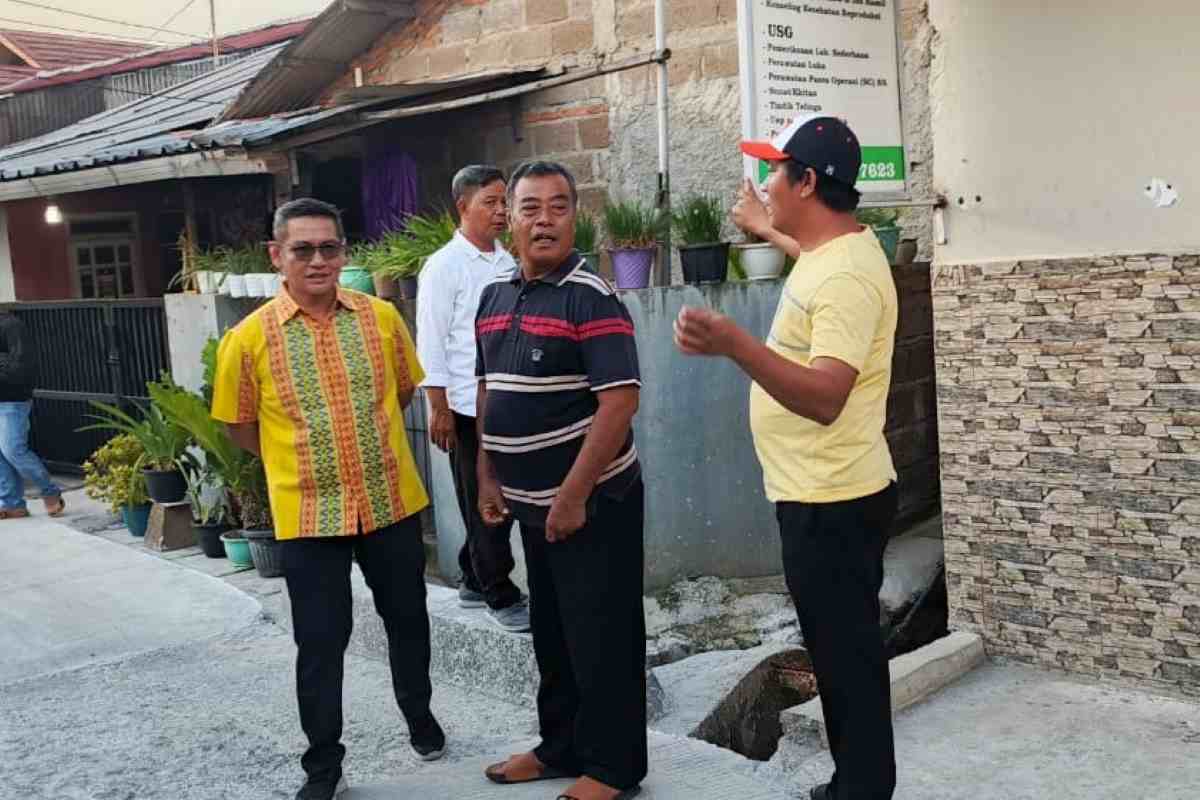 Anggota DPRD Kota Bekasi, Dariyanto (paling kiri) saat meninjau inifrastruktur jalan di Durenjaya, Bekasi Timur.
