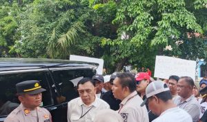 sengketa kalibaru Pemilik tanah sah seluas 2,3 hektar di Kalibaru, Medansatria, saat datang meninjau pengukuran lahan di Kavling Mawar Indah, Rabu (15/10/2025).