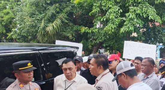 Pemilik tanah sah seluas 2,3 hektar di Kalibaru, Medansatria, saat datang meninjau pengukuran lahan di Kavling Mawar Indah, Rabu (15/10/2025).