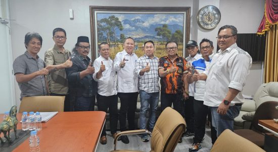 Direktur PTMP dan para perwakilan ketua Ormas dan LSM se-Kota Bekasi.