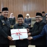 Pimpinan DPRD Kota Bekasi dan Wali Kota Bekasi menyepakati pengesahan Perda dalam Rapat Paripurna.
