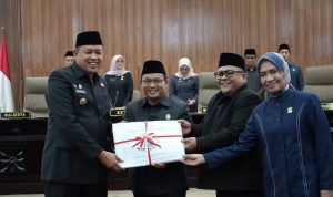 Pimpinan DPRD Kota Bekasi dan Wali Kota Bekasi menyepakati pengesahan Perda dalam Rapat Paripurna.