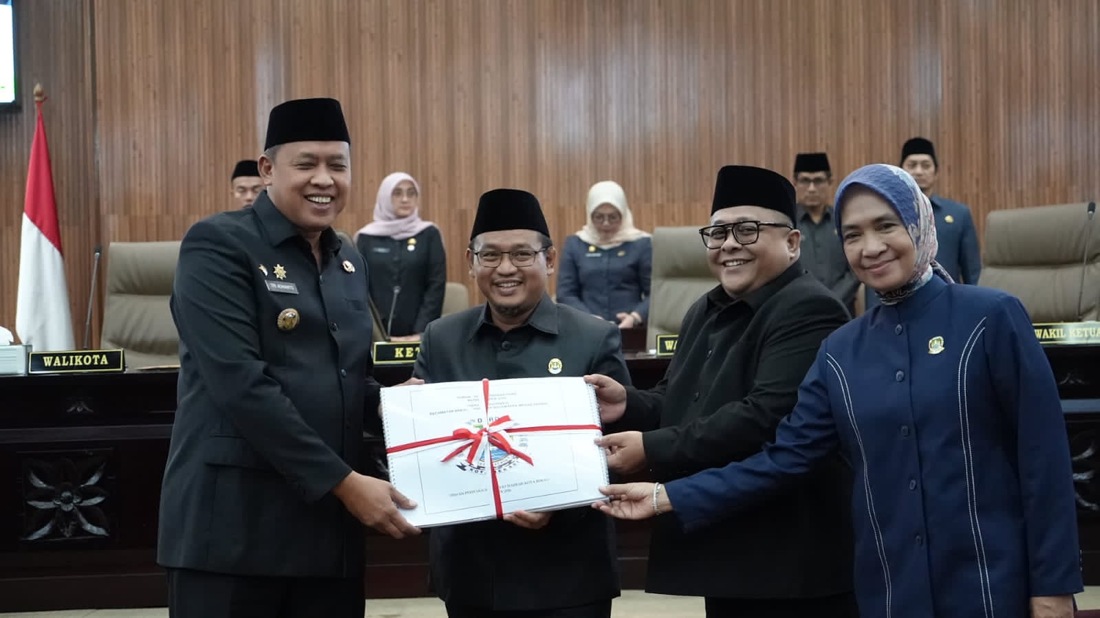 Pimpinan DPRD Kota Bekasi dan Wali Kota Bekasi menyepakati pengesahan Perda dalam Rapat Paripurna.