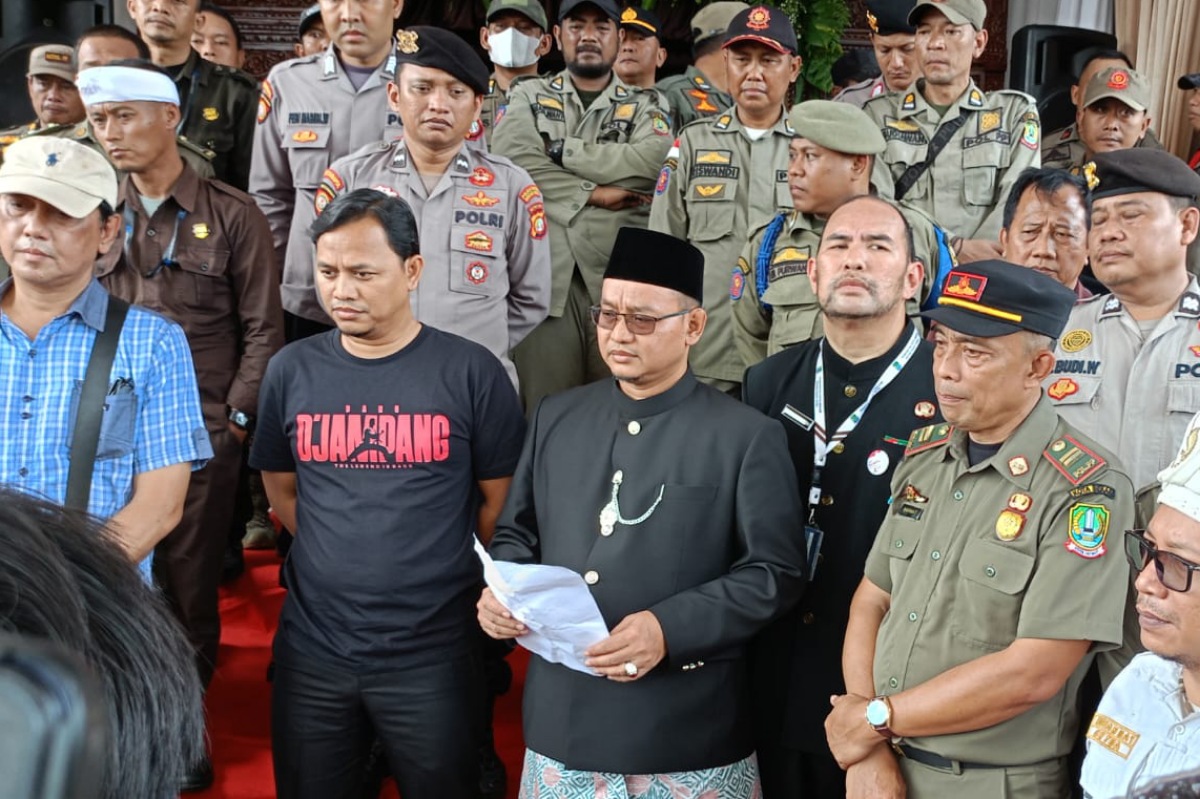 Ketua DPRD Kota Bekasi, Sardi Efendi, mendengarkan aspirasi yang disampaikan oleh mahasiswa.