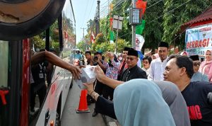 Sardi bagi takjil Ketua DPRD Kota Bekasi, Sardi Efendi, dan jajaran Sekretariat DPRD membagikan takjil gratis kepada pengendara yang melintas di depan gedung DPRD, Selasa (10/3/2026).