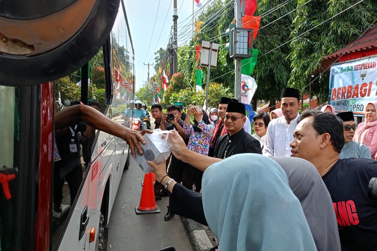 Ketua DPRD Kota Bekasi, Sardi Efendi, dan jajaran Sekretariat DPRD membagikan takjil gratis kepada pengendara yang melintas di depan gedung DPRD, Selasa (10/3/2026).