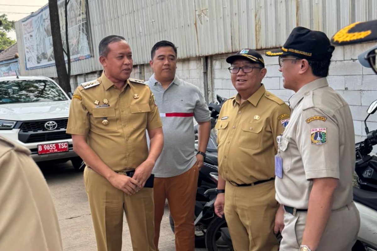 Anggota DPRD Kota Bekasi, Anton (dua dari kiri) bersama Wali Kota Bekasi Tri Adhianto.
