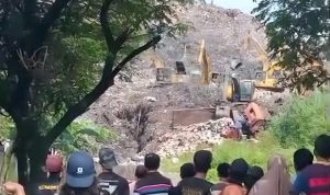 Warga memadati lokasi TPST Bantargebang dalam proses evakuasi korban longsor.