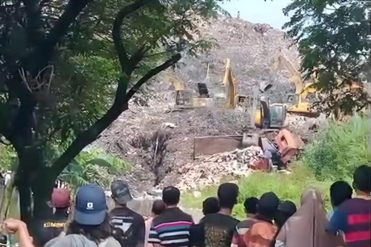 Warga memadati lokasi TPST Bantargebang dalam proses evakuasi korban longsor.