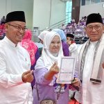 Ketua DPRD Kota Bekasi Sardi Efendi (kiri) bersama Kepala DKPPKB Kusnanto Saidi dan seorang wanita lansia yang baru saja berpartisipasi dalam pemecahan rekor MURI.