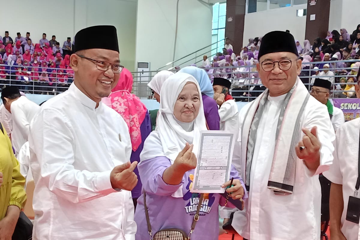 Ketua DPRD Kota Bekasi Sardi Efendi (kiri) bersama Kepala DKPPKB Kusnanto Saidi dan seorang wanita lansia yang baru saja berpartisipasi dalam pemecahan rekor MURI.