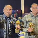 Wali Kota Bekasi Tri Adhianto dan Direktur Utama PT Mitra Patriot David Rahardja (kiri) usai menerima penghargaan.