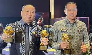 Wali Kota Bekasi Tri Adhianto dan Direktur Utama PT Mitra Patriot David Rahardja (kiri) usai menerima penghargaan.