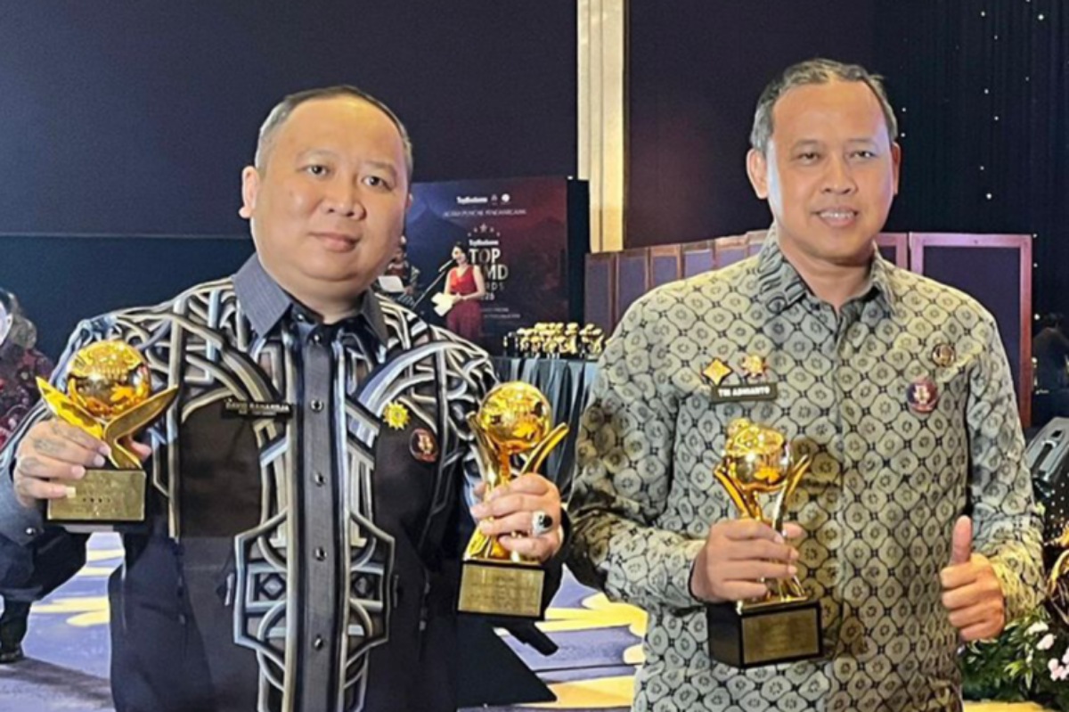Wali Kota Bekasi Tri Adhianto dan Direktur Utama PT Mitra Patriot David Rahardja (kiri) usai menerima penghargaan.