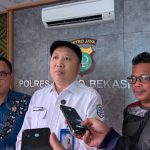 Direktur Utama PT Mitra Patriot saat memberikan keterangan kepada wartawan di Mapolres Metro Bekasi Kota.