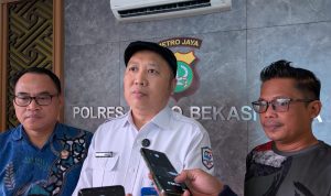Direktur Utama PT Mitra Patriot saat memberikan keterangan kepada wartawan di Mapolres Metro Bekasi Kota.