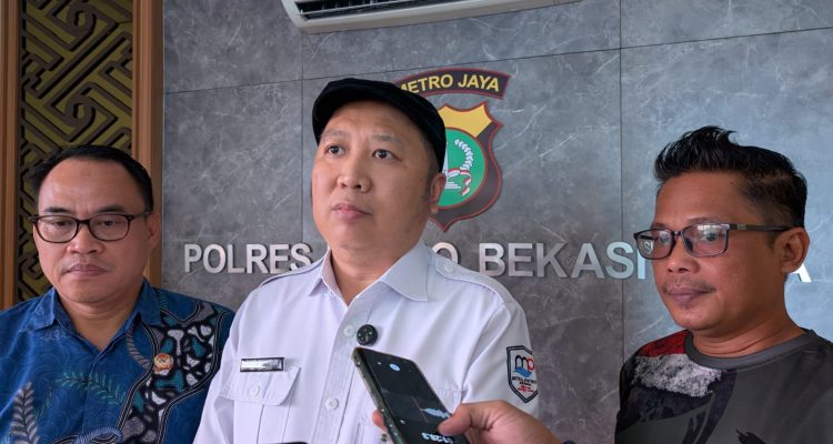 Direktur Utama PT Mitra Patriot saat memberikan keterangan kepada wartawan di Mapolres Metro Bekasi Kota.