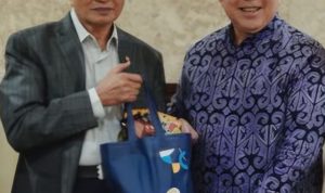 Menteri Agama RI, Prof. Dr. KH. Nasaruddin Umar (kiri) bersama Direktur OT Group, Dr. Yosua Jap (kanan).