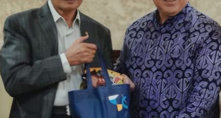 Menteri Agama RI, Prof. Dr. KH. Nasaruddin Umar (kiri) bersama Direktur OT Group, Dr. Yosua Jap (kanan).