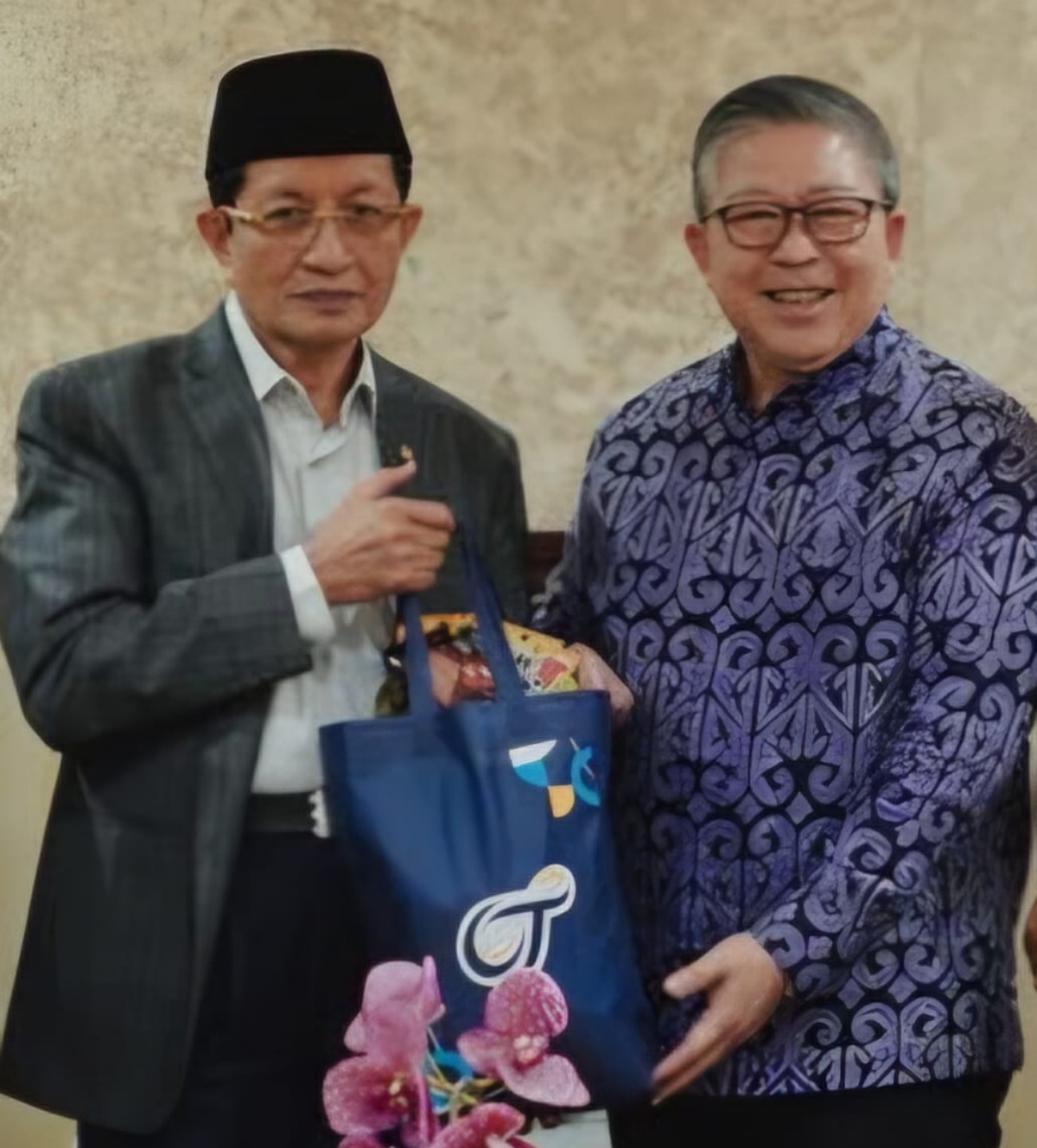 Menteri Agama RI, Prof. Dr. KH. Nasaruddin Umar (kiri) bersama Direktur OT Group, Dr. Yosua Jap (kanan).