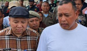 Direktur PT Mitra Patriot David Rahardja (kiri) bersama Wali Kota Bekasi Tri Adhianto.