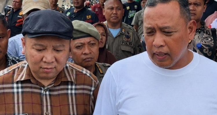 Direktur PT Mitra Patriot David Rahardja (kiri) bersama Wali Kota Bekasi Tri Adhianto.