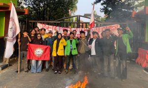 Aksi mahasiswa di depan Kantor Pemerintah Kota Bekasi.