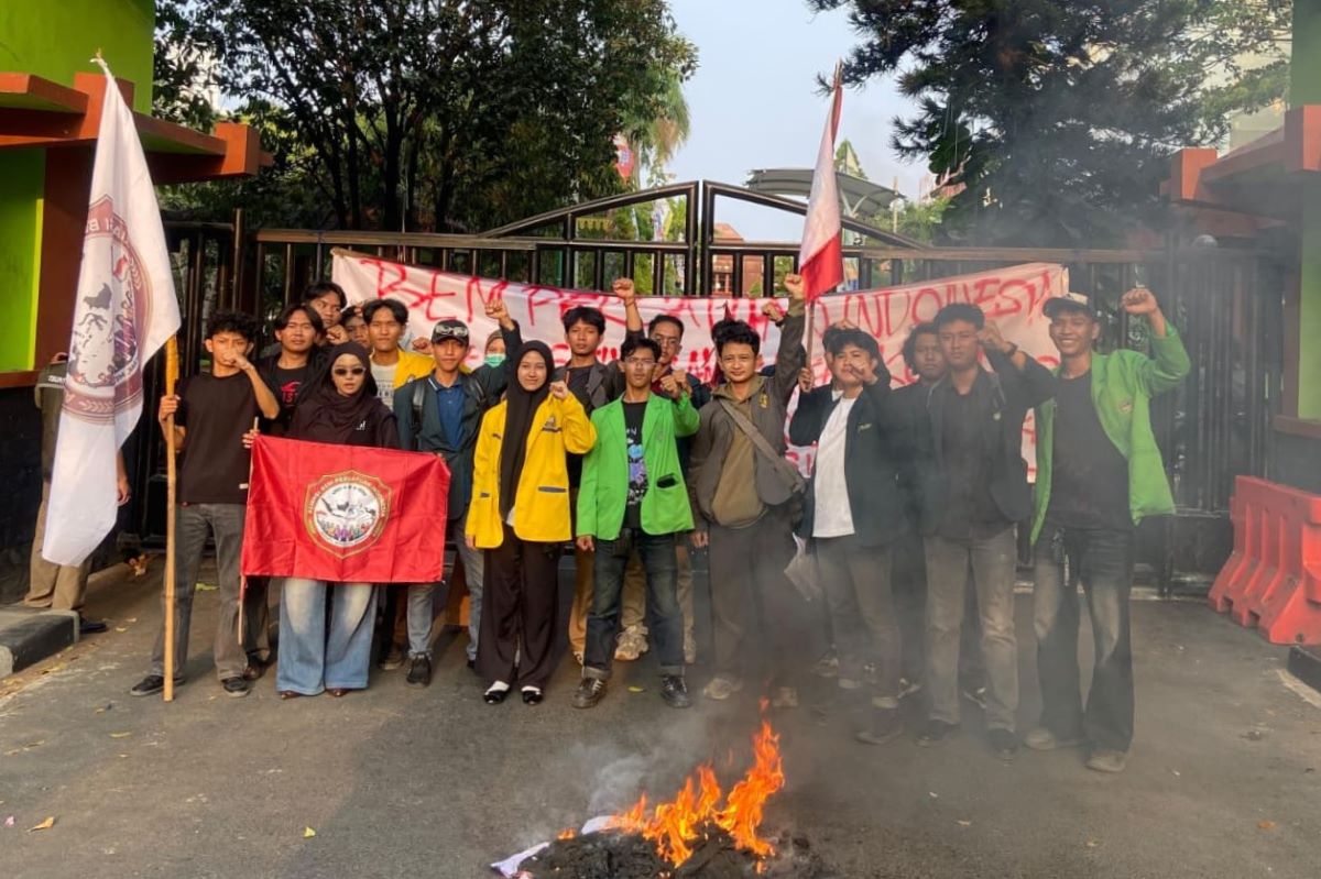 Aksi mahasiswa di depan Kantor Pemerintah Kota Bekasi.