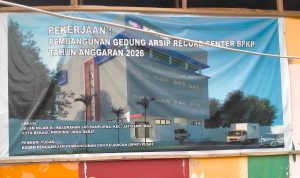 Papan plang pembangunan proyek gedung arsip BPKP di Jatisampurna.