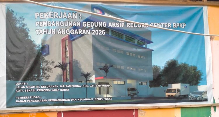Papan plang pembangunan proyek gedung arsip BPKP di Jatisampurna.